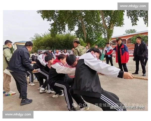 在呐喊与汗水中凝聚力量的拔河比赛瞬间记录团队精神与青春拼搏 在呐喊与汗水中凝聚力量的拔河比赛瞬间记录团队精神与青春拼搏