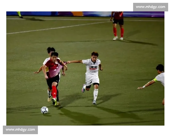 激战九十分钟决胜时刻逆转取胜点燃全场球迷热情联赛巅峰对决之夜 激战九十分钟决胜时刻逆转取胜点燃全场球迷热情联赛巅峰对决之夜